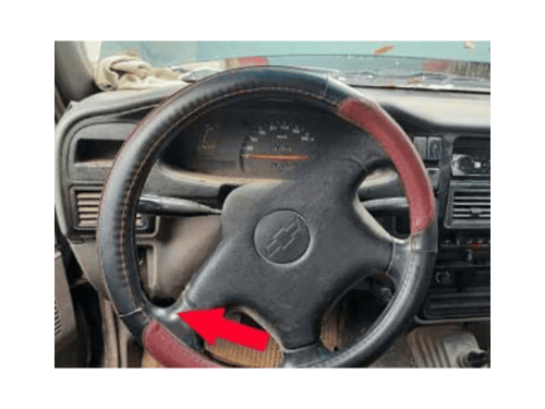 Gros plan sur le volant d une Chevrolet Luv 3 pour le diagnostic auto