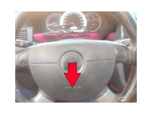 Volant de Chevrolet Optra avec flèche rouge pointant sur l emplacement du module airbag