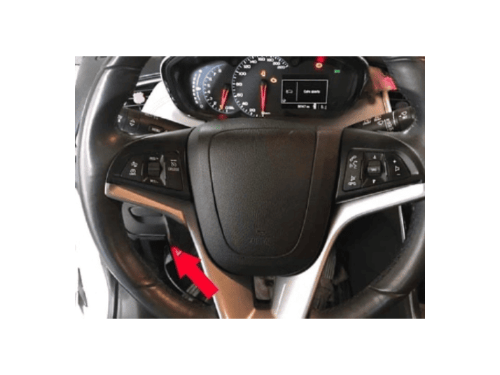 Gros plan sur le volant d'un Chevrolet Tracker pour diagnostic auto iCarsoft
