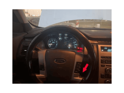 Gros plan sur le volant d une Ford Flex pour un test de diagnostic automobile