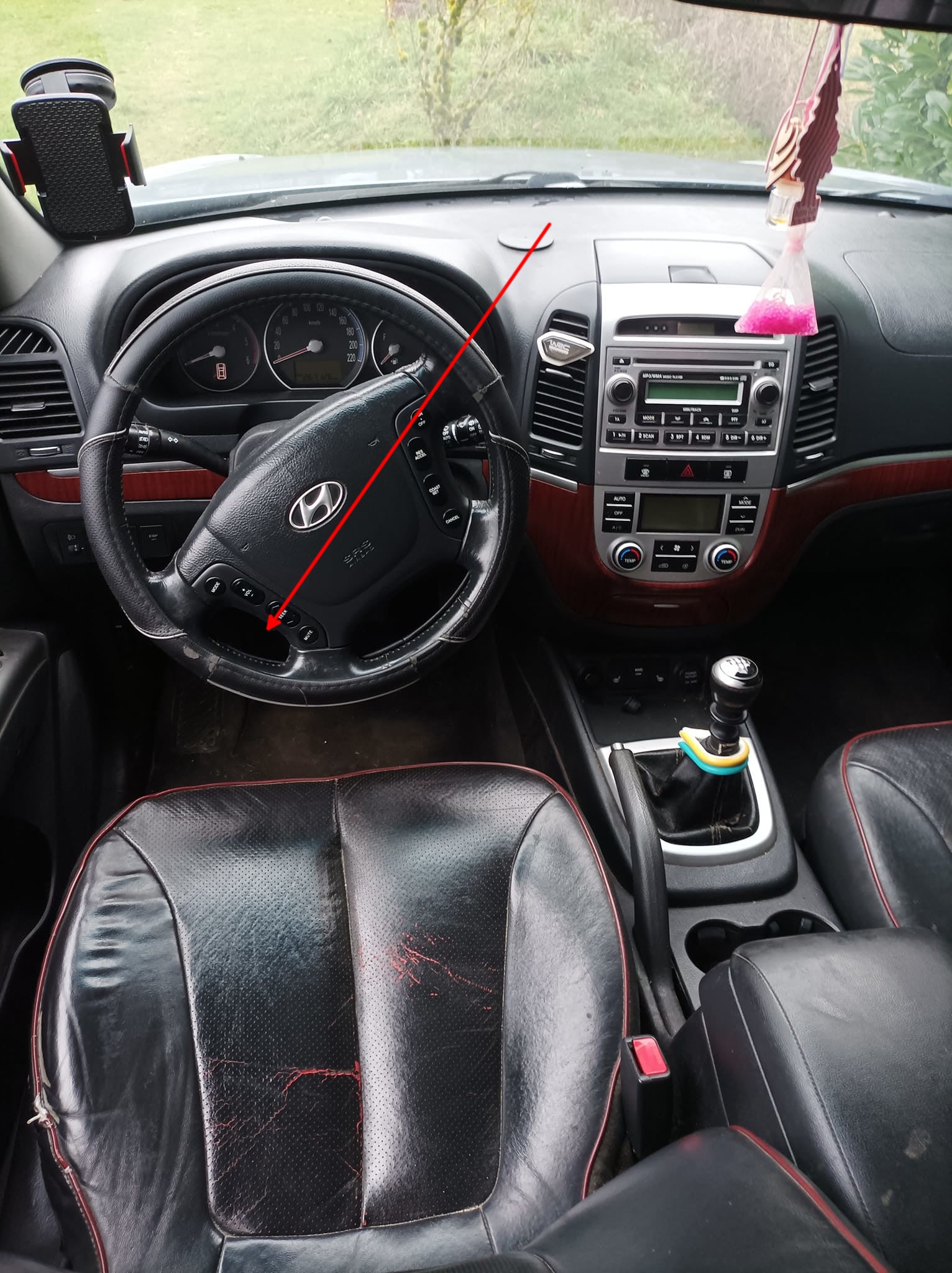 Interieur d un SUV Hyundai montrant les boutons de commandes sur le volant en cuir
