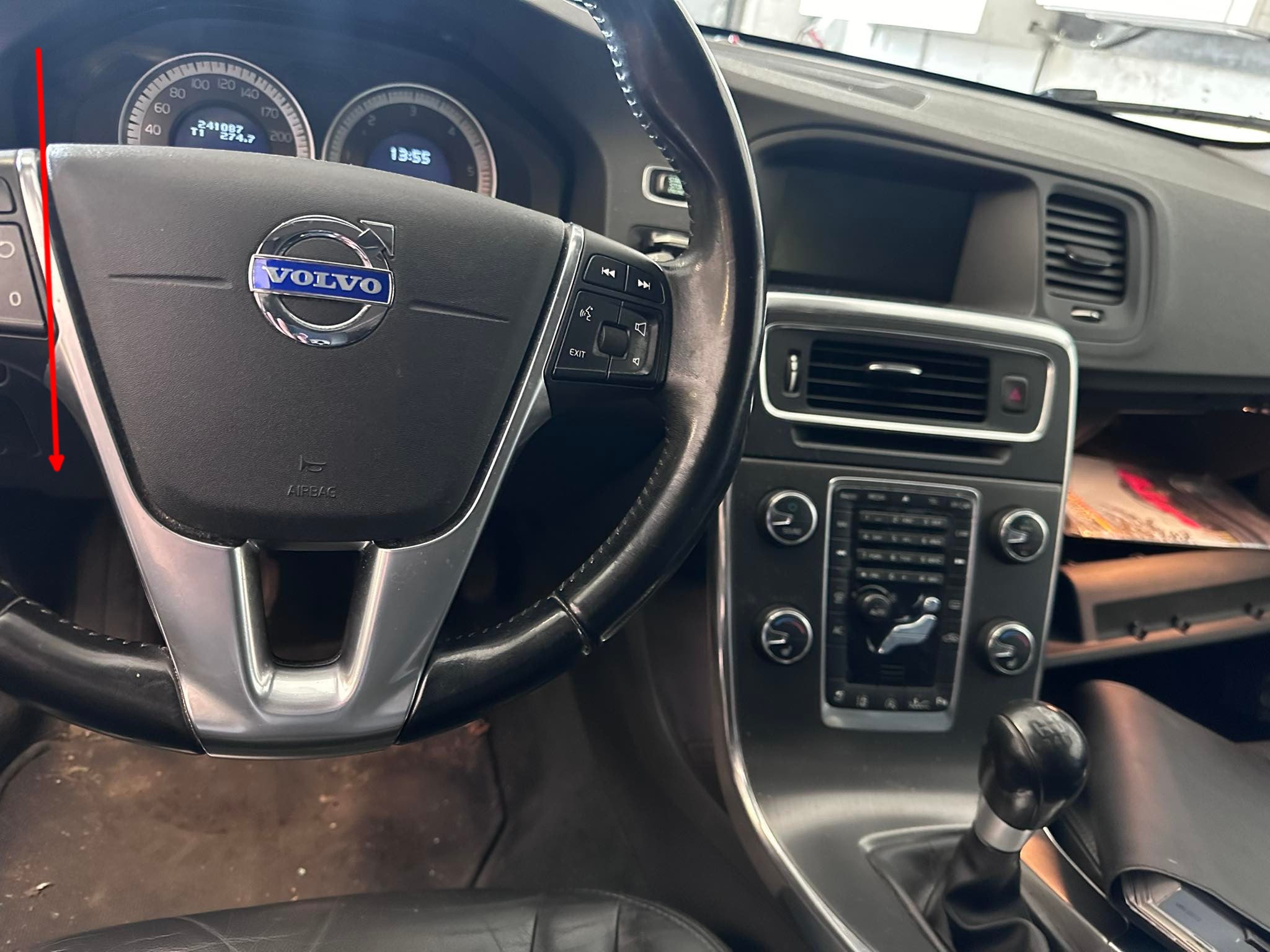 Emplacement de la prise OBD2 sur le tableau de bord d une Volvo pour diagnostic