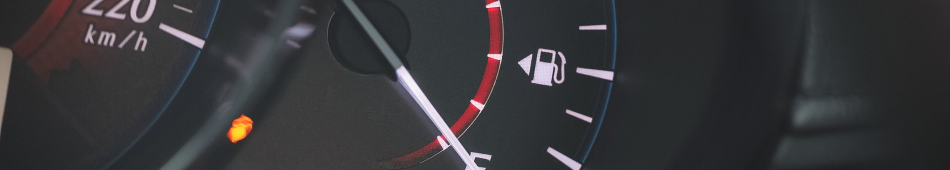 Gros plan sur l aiguille du tableau de bord d une voiture indiquant la jauge de carburant