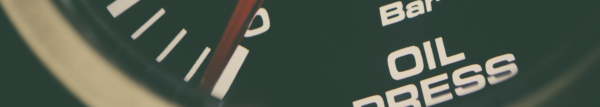 Gros plan sur un manometre de pression d huile moteur sur un tableau de bord