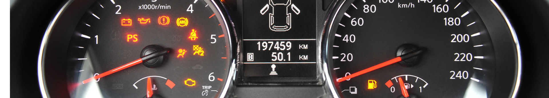 Tableau de bord de voiture allumé avec plusieurs voyants d alerte nécessitant un diagnostic